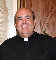 El padre Michael Sciumbato es reasignado a la parroquia de Santa Ana