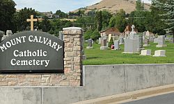 Voluntarios ayudan a mantener el cementerio vivo