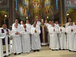 Candidatos al diaconado permanente son institiudos como Acólitos 
