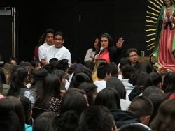 Más de 600 jóvenes Católicos se reúnen en un Encuentro de Renovación Carismática