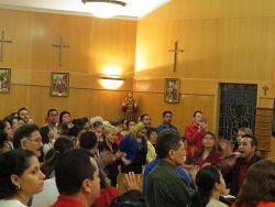 Cientos se reunen para celebrar la vigilia de Pentecostés en San Pedro y San Pablo