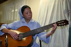 La Hermana de la Caridad ensea a orar a través de la música y las artes