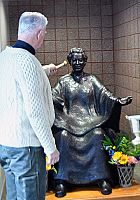 Bendicen y dedican estatua de María, honrando a la Hna. Karen Stern