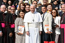 Directora del ministerio para jóvenes y jóvenes adultos se reúne con Papa Francisco
