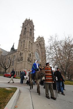 Interfaith walk emphasizes immigrants' plight