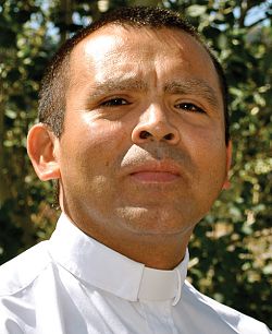 El Padre Marco Tulio López es el nuevo párroco de St. Andrew