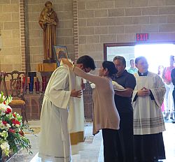Nuevo sacerdote celebra su primer Misa agradeciendo su vocación