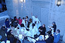 Los peregrinos se preparan para pedir Posada durante la celebración de las Posadas Diocesanas
