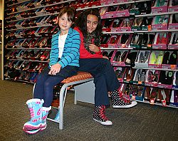 Una donación permite a las 'Ladies of Charity' comprar zapatos a nios de familias necesitadas