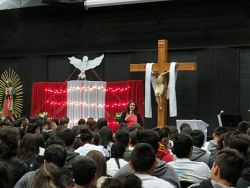 Más de 600 jóvenes Católicos se reúnen en un Encuentro de Renovación Carismática