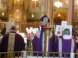 El Obispo Oscar A. Solis celebra la Misa en espaol, es bienvenido por cientos de feligreses