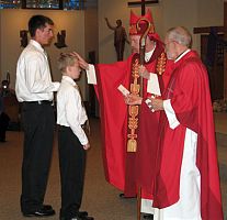 Obispo Wester confirma adolescentes de Parroquia de San Olaf