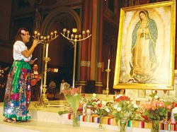 Los creyentes le muestran su cario a la Guadalupana