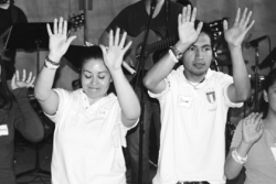 Jóvenes celebran la Resurrección durante la Pascua Juvenil
