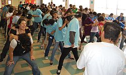 Jóvenes se reunen en una celebración llena de alegría