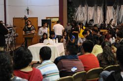 La Juventud Católica se reune en grandes grupos en Midvale