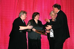 María-Cruz Gray recibe el premio 'Faithful Servant'