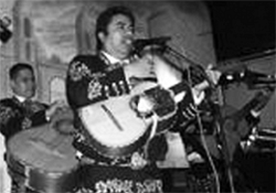 Un mariachi con mucho sol, alegría y ganas de salir adelante
