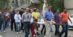 El 130 aniversario de la parroquia de Santa María de la Asunción es celebrado con una procesión