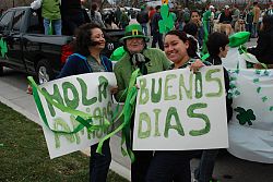La Comisión Hispana participa en el desfile del día de San Patricio