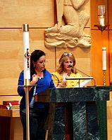 Feligreses se reúnen a celebrar un Rosario en varios idiomas