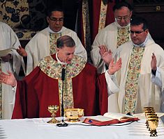 El diácono Christopher P. Gray es ordenado como Sacerdote