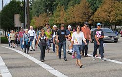 Files realizan una caminata de esperanza por los Emigrantes y los pobres