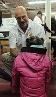 'Coats for Kids' ayuda a mantener a los nios sin frio