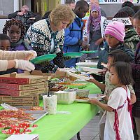 Refugiados celebran festividades con la ayuda de voluntarios y de Catholic Community Services