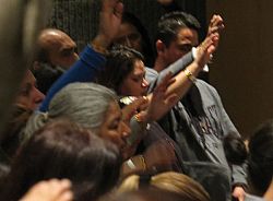 Cientos se reúnen para celebrar retiro Carismático