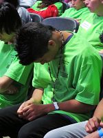 Jóvenes se reúnen alabando al Seor