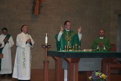 El Padre Delka celebra en Saint Thomas Aquinas