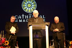 La 'Bishop's Dinner' honra a Monseor M. Francis Mannion, dando la bienvenida al reverendísimo obispo William K. Weigand