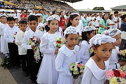 At close of congress, pope urges Catholics to be missionaries to world