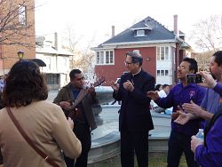 El Obispo Oscar A. Solis celebra la Misa en espaol, es bienvenido por cientos de feligreses