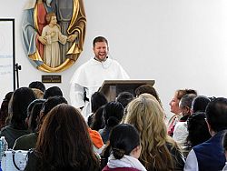 Cientos de hispanos Católicos se reúnen en retiro Diocesano de Cuaresma