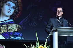 La cena de recaudación de fondos presenta al Obispo Solis ante una amplia y variada comunidad
