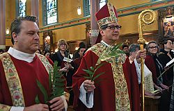 El Obispo Solis celebra Misa de Domingo de Ramos en la Catedral de la Magdalena