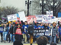 Más de 8,000 participan en 'March for our Lives'