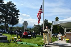 El Obispo Solis celebra la Misa del  Memorial Day