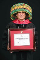 Diácono recibe el premio a la excelencia como maestro de la Universidad de Utah 