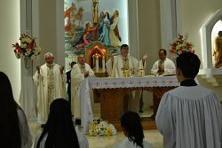 El padre Thuy agradece a la comunidad mientras se prepara para su retiro