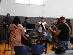 La parroquia de Magna parish recibe beca para el equipo de música de los coros