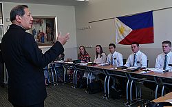 El Obispo Solis habla en una reunión interreligiosa en BYU