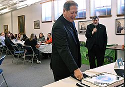 Celebran cumpleaos del Obispo 