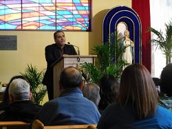 Cientos se reúnen durante las presentaciones de Jesse Romero