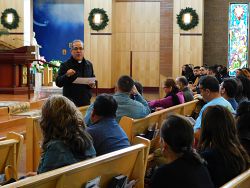 Católicos se reúnen para dejar que la Virgen María los conduzca al Adviento