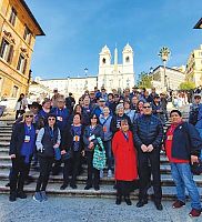 Peregrinos acompaan al Obispo Solis en su visita 'ad limina'