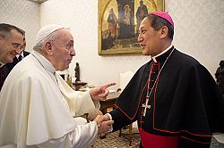 Peregrinos acompaan al Obispo Solis en su visita 'ad limina'