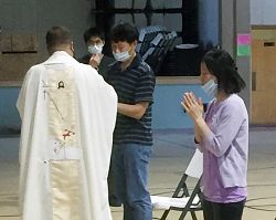 Católicos locales se llenan de alegría al poder recibir una vez más la Eucaristía